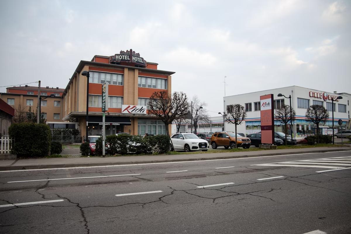 Distrugge la stanza d’albergo e poi aggredisce i carabinieri, arrestato