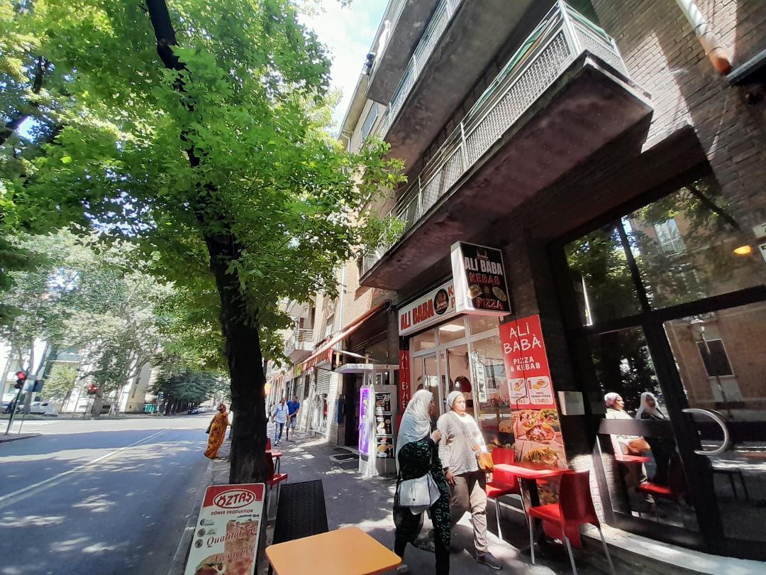 Un pugno al volto mentre cammina. La testimone: «Quell’uomo ha colpito la prima persona che ha incontrato»