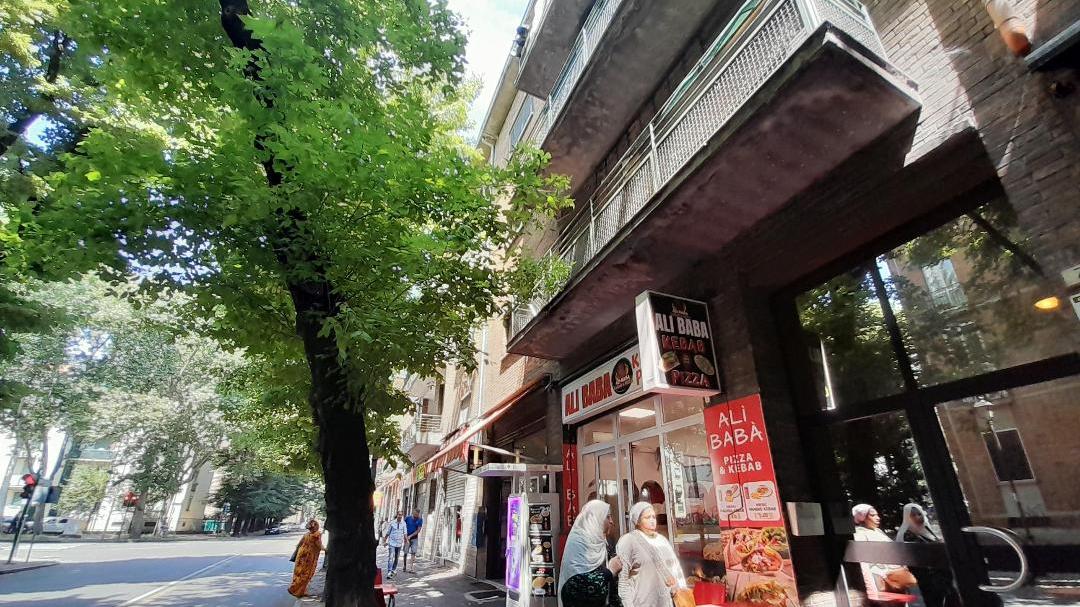 Un pugno al volto mentre cammina. La testimone: «Quell’uomo ha colpito la prima persona che ha incontrato»