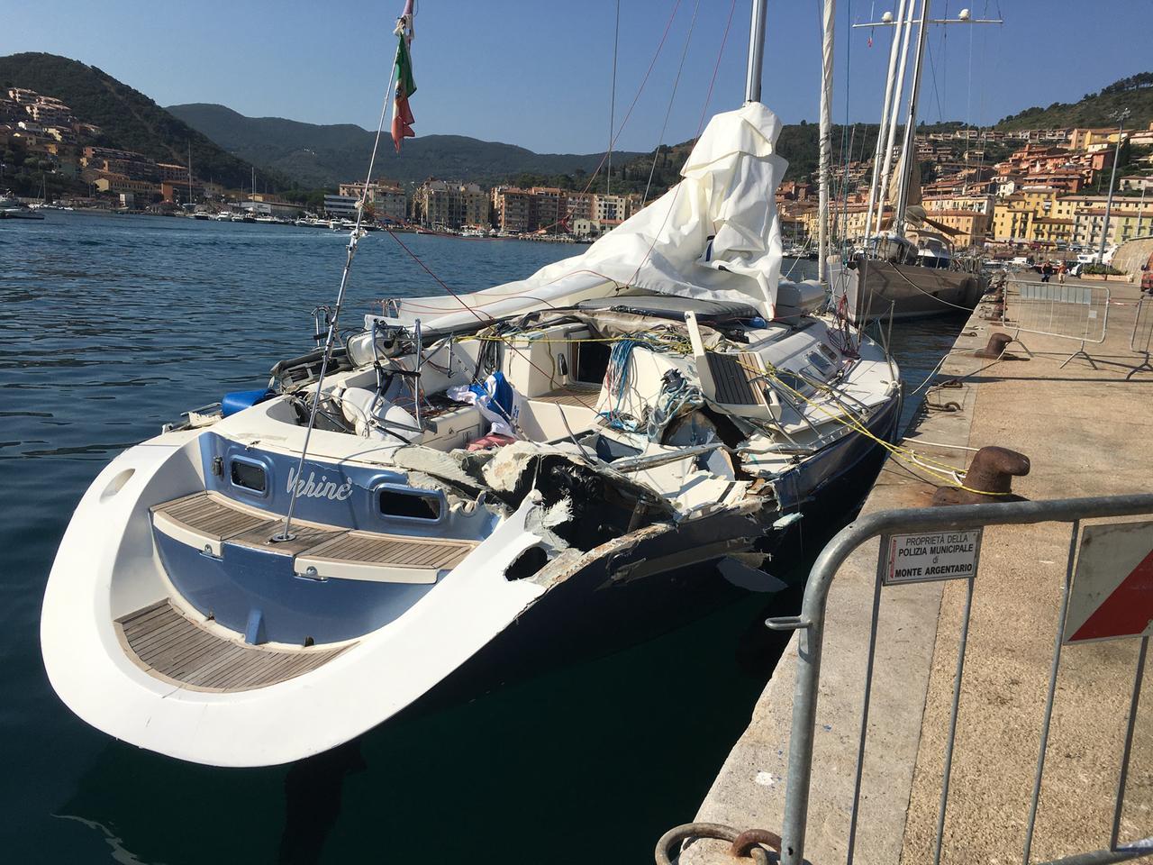 
	La barca a vela Vahin&egrave; dopo lo scontro (foto Enzo Russo)

