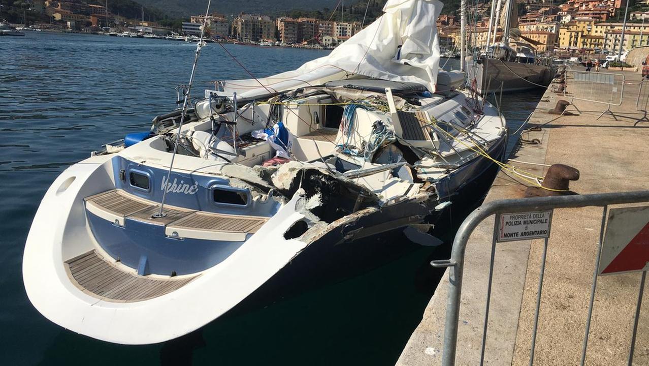 La barca a vela Vahinè dopo lo scontro (foto Enzo Russo)
