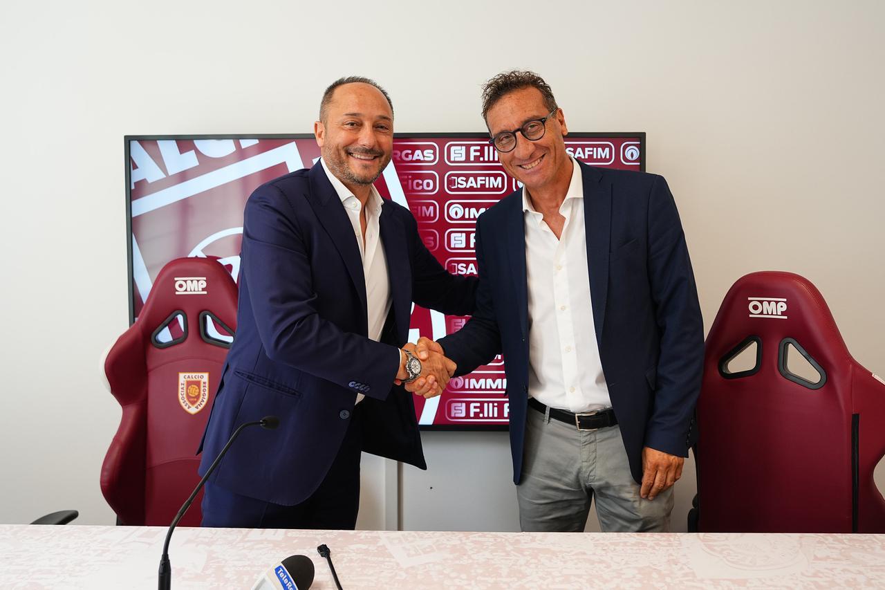 
	Stretta di mano tra il presidente della Reggiana Carmelo Salerno e il ds Marcello Pizzimenti

