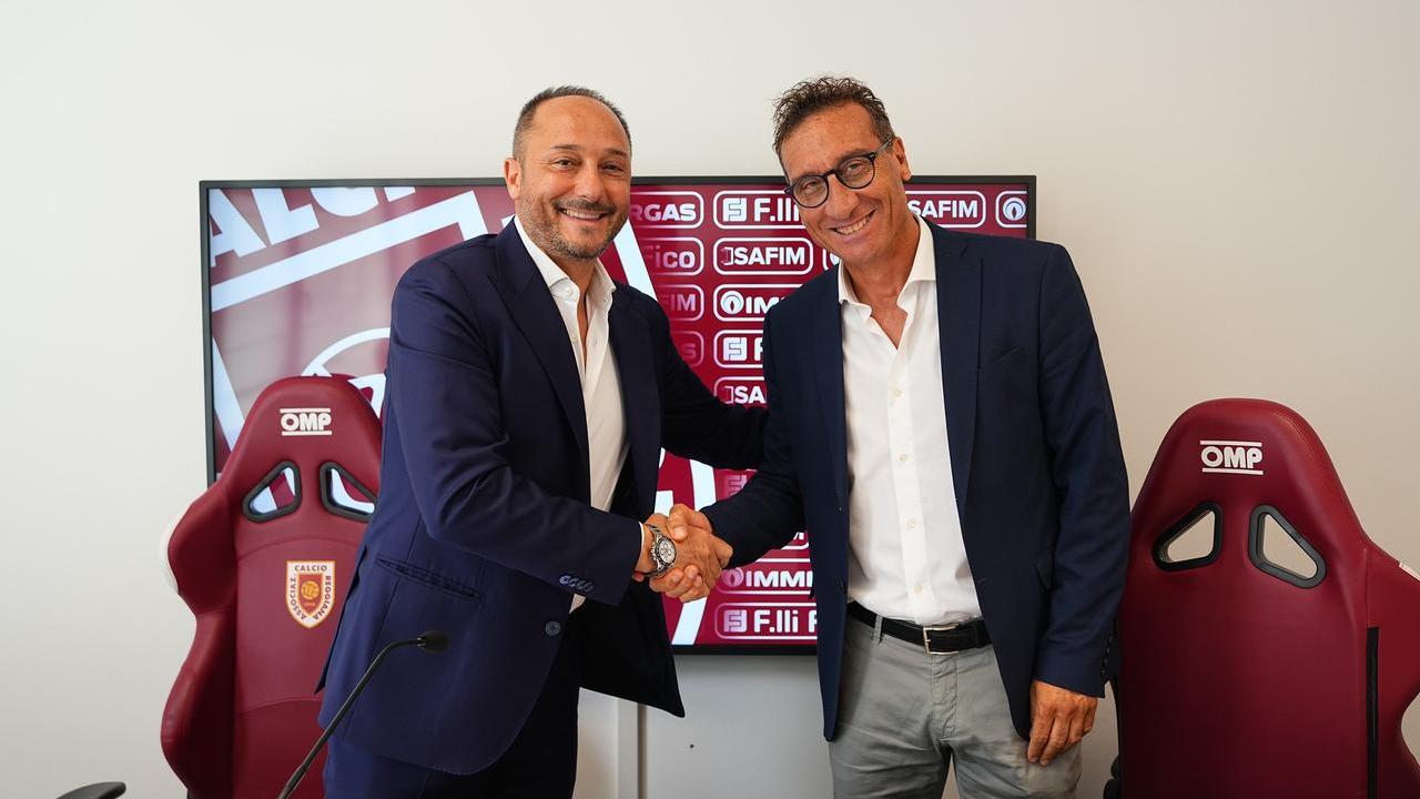 Stretta di mano tra il presidente della Reggiana Carmelo Salerno e il ds Marcello Pizzimenti