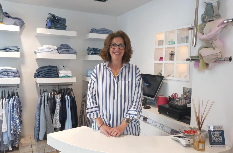 Claudia Zucchelli, la titolare di Bla Bla il negozio di abbigliamento al femminile in via Cairoli