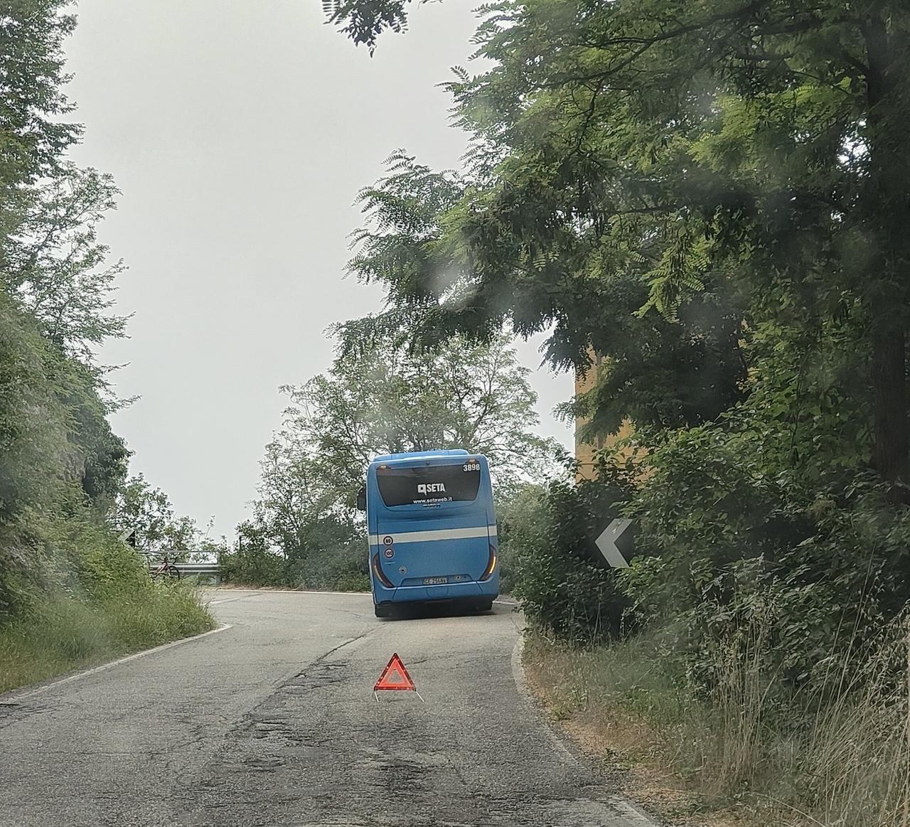 Cade in bicicletta e finisce sotto l’autobus, è grave
