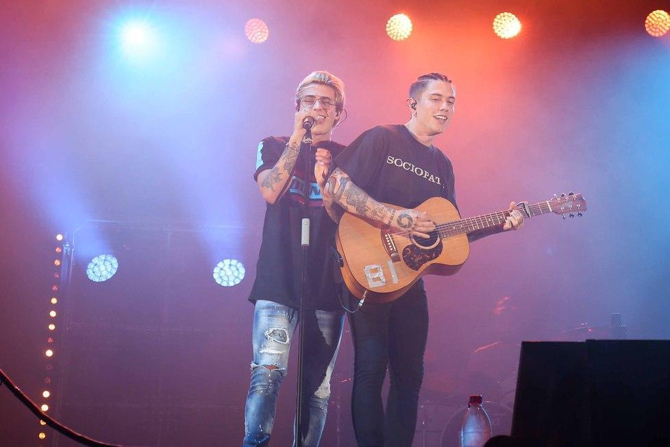 Vendono oggetti falsi di Benji & Fede: in due alla sbarra per contraffazione