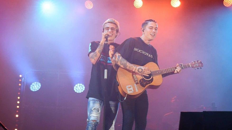 Vendono oggetti falsi di Benji & Fede: in due alla sbarra per contraffazione