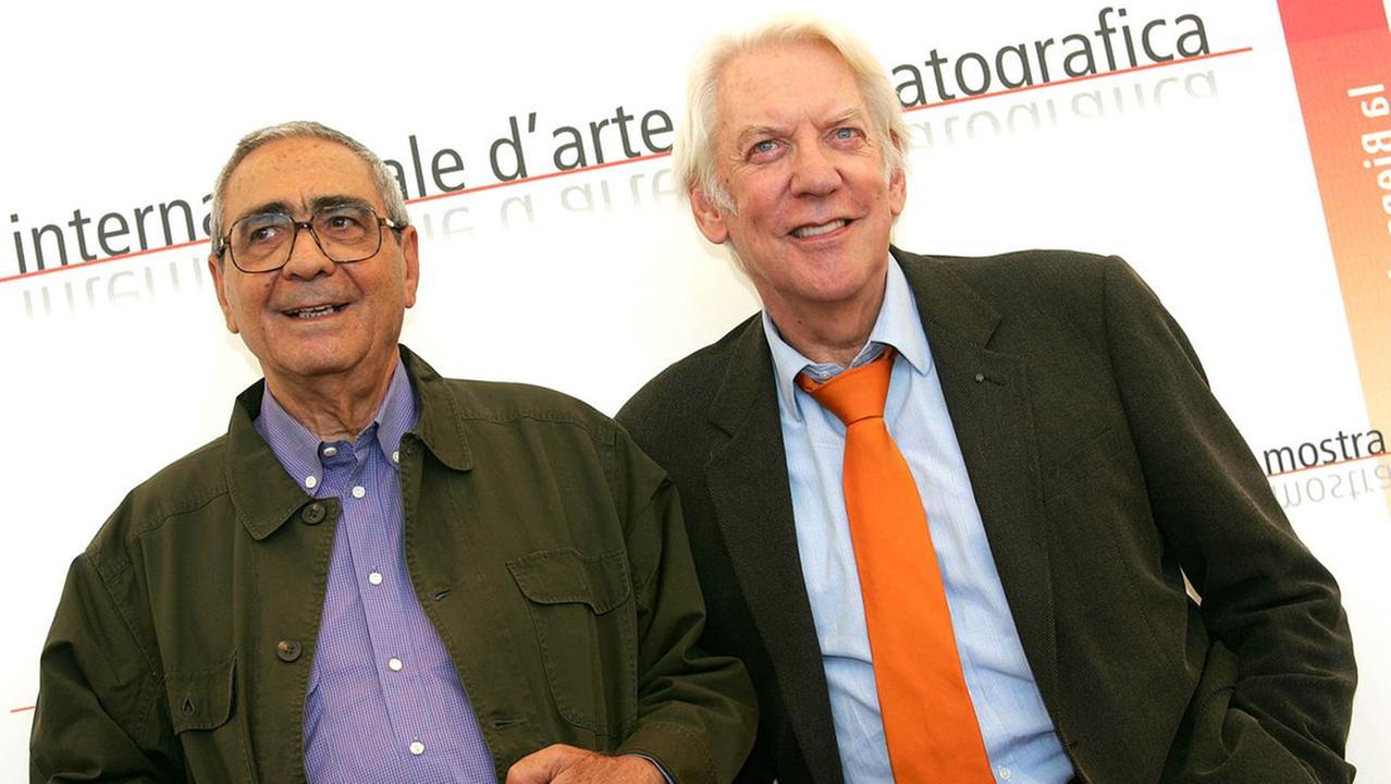 Donald Sutherland (a destra) con Giuseppe Rotunno direttore della fotografia nel film Casanova