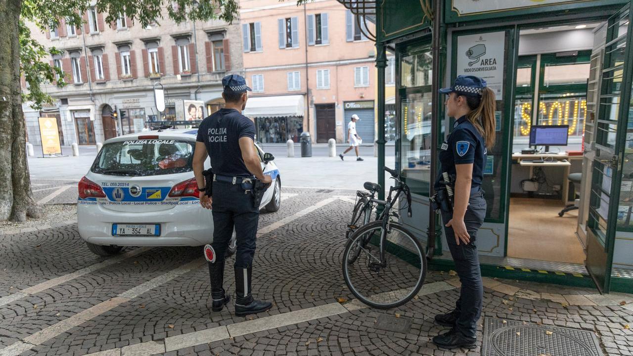 Modena, un 19enne accoltellato in centro