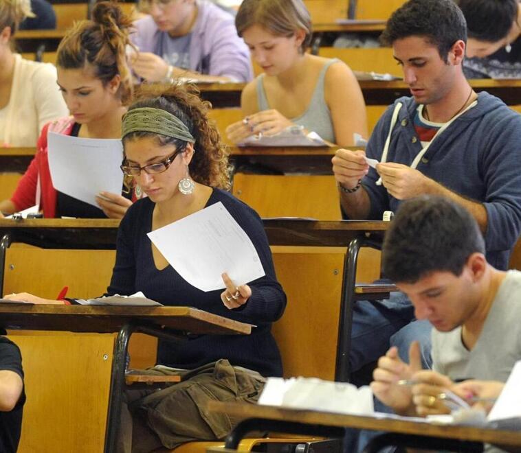 Università di Sassari, calano gli iscritti: le donne restano maggioranza