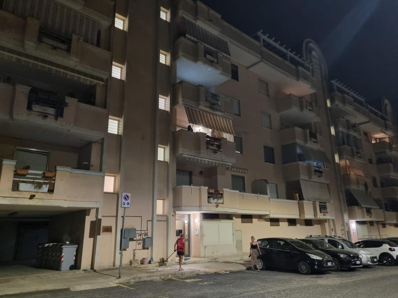 Tragedia a Sassari: cerca di sistemare la tenda solare, cade dal secondo piano e muore