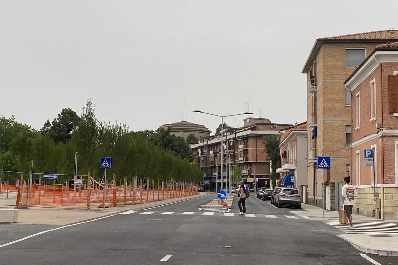 Ferrara, studentessa denudata in strada si salva dalla violenza: caccia all’uomo