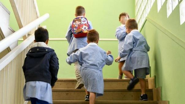 Abusi sui bimbi in un asilo del Ferrarese, il don era tutore dell’arrestato