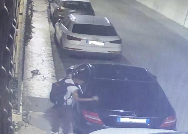 
	Il vandalo in azione ripreso dalle telecamere di video sorveglianza

