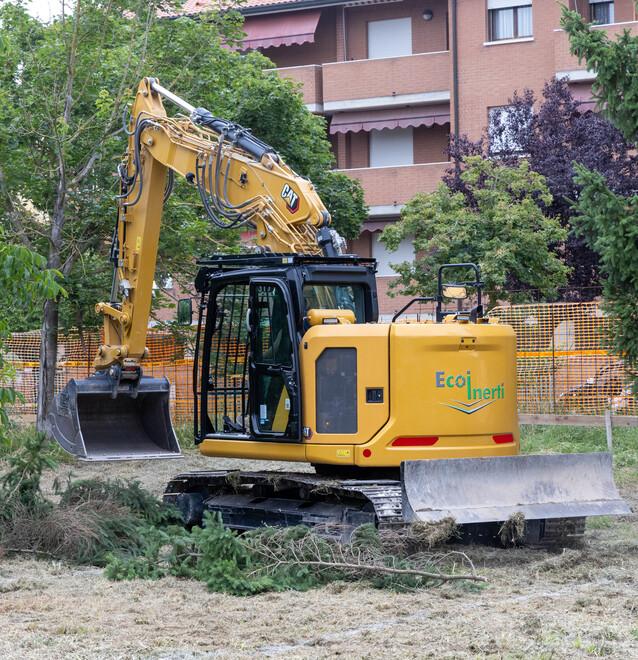 Ferrara, i residenti bloccano la ruspa al parchetto di via Favero