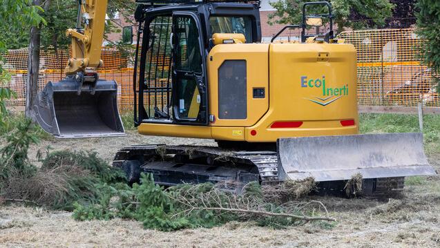 Ferrara, i residenti bloccano la ruspa al parchetto di via Favero
