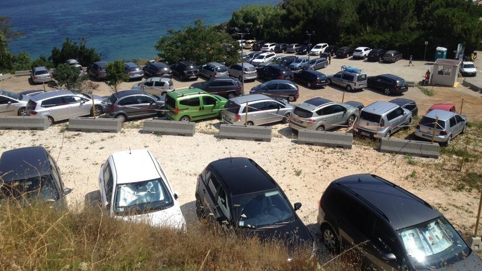 Il parcheggio di Capo Bianco (foto d'archivio)