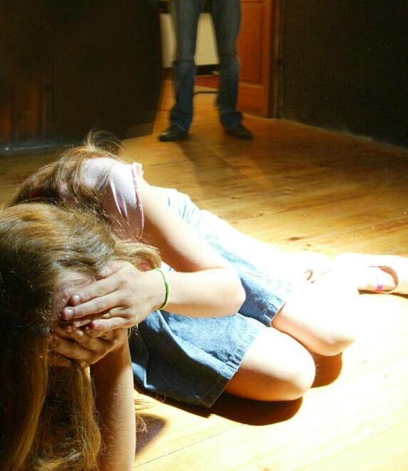 Ferrara, donna denuncia le violenze e gli amici dell'ex la minacciano: «Ti ammazziamo»