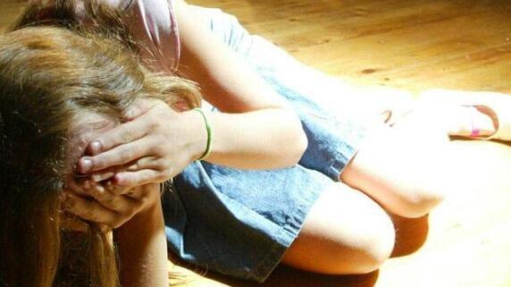 Ferrara, donna denuncia le violenze e gli amici dell'ex la minacciano: «Ti ammazziamo»