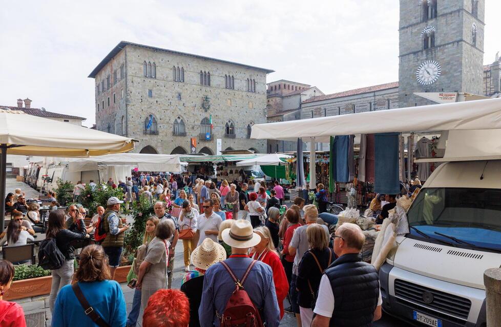 Pistoia, trasferimento con polemica per i banchi di piazza Duomo