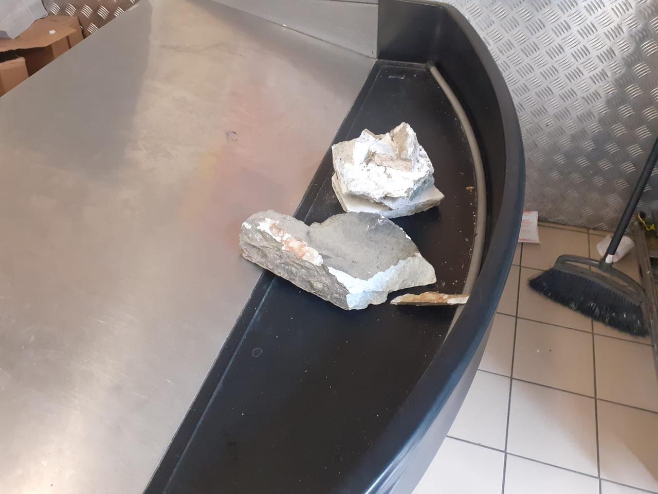 Viareggio, prendono a sassate il direttore del Conad
