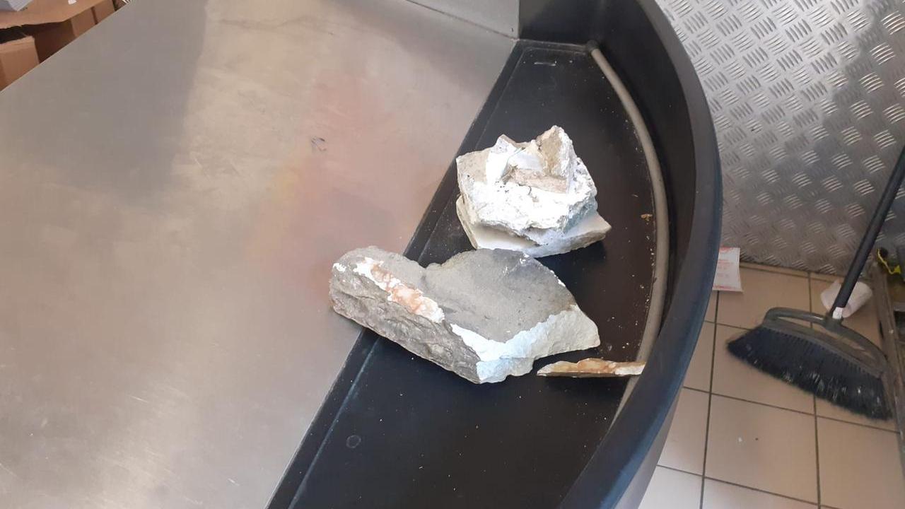 Viareggio, prendono a sassate il direttore del Conad