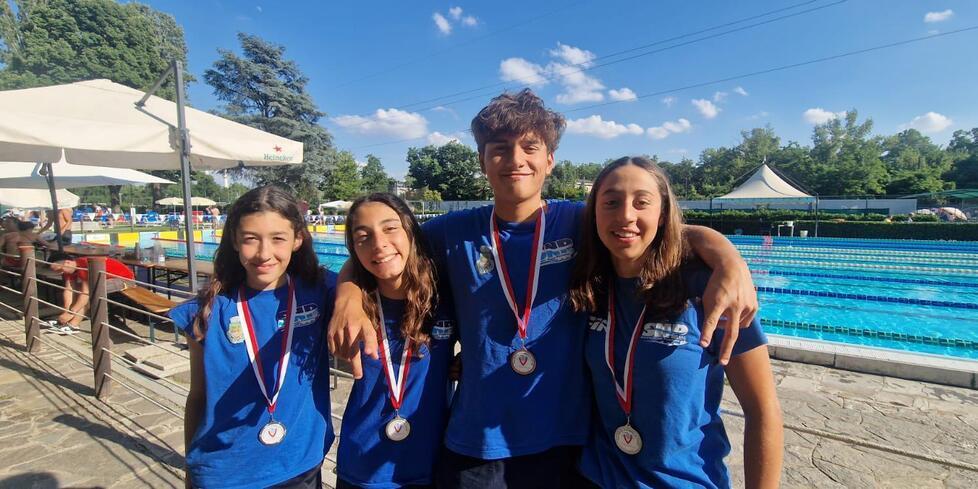Nuoto, pioggia di medaglie