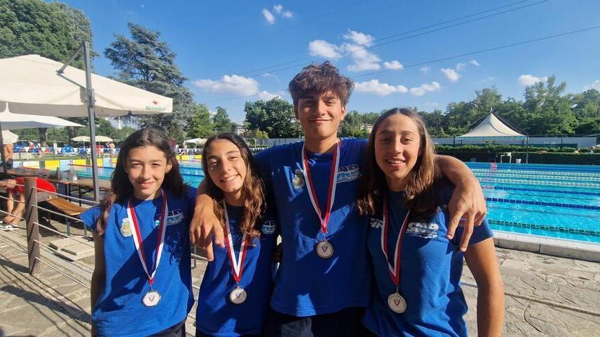 Nuoto, pioggia di medaglie