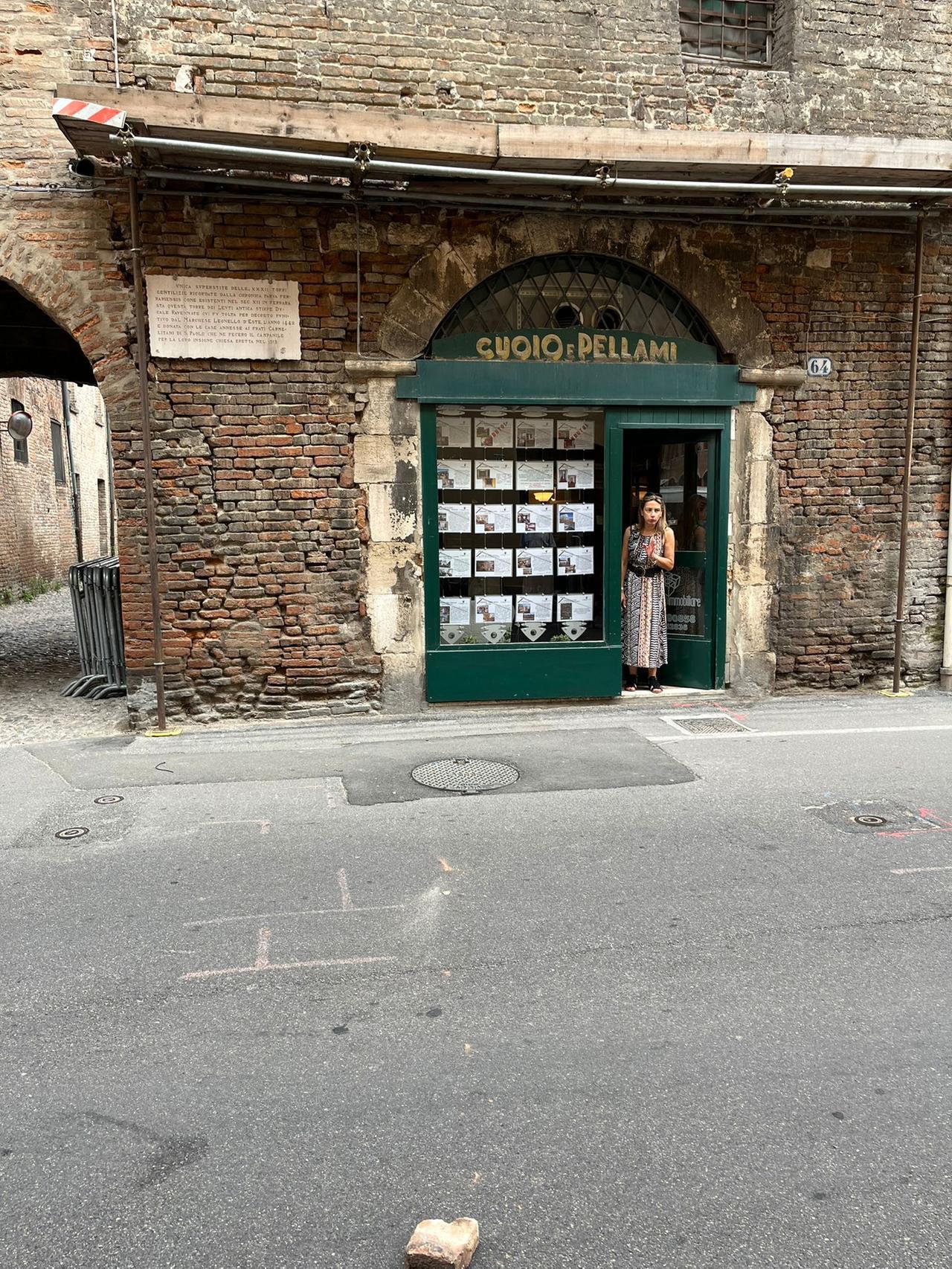 Ferrara, cade una grossa pietra dalla Torre dei Leuti