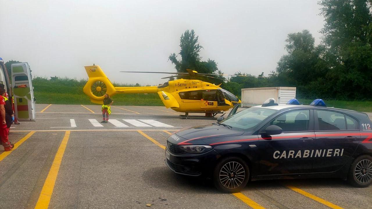 Operaio di 29 anni cade dal tetto di un’azienda: grave infortunio a Correggio