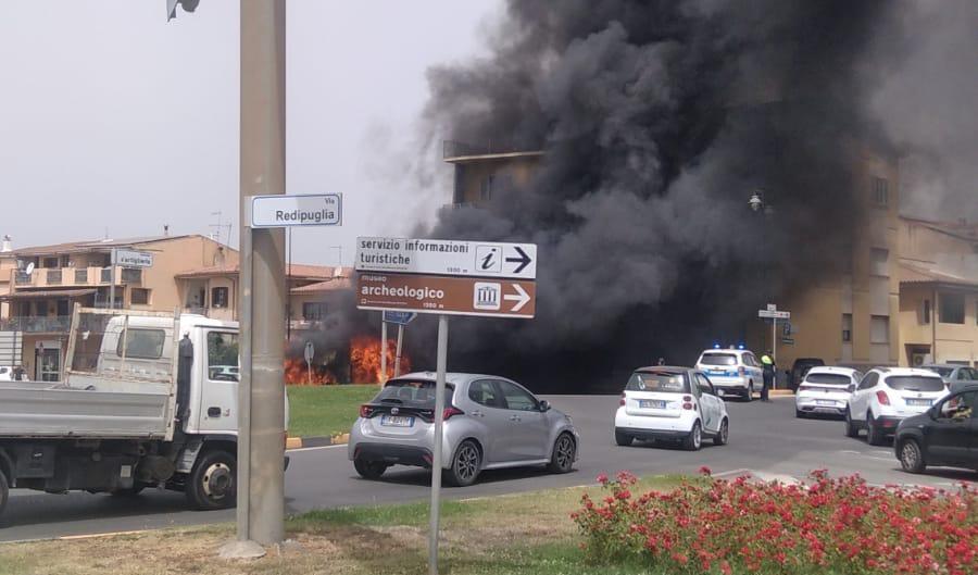 Olbia, furgone in fiamme nella rotatoria