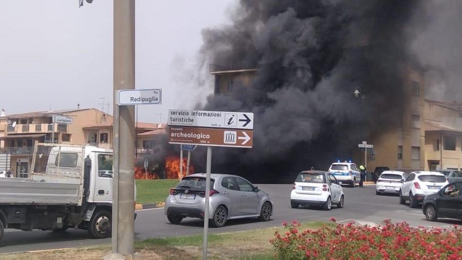 Olbia, furgone in fiamme nella rotatoria