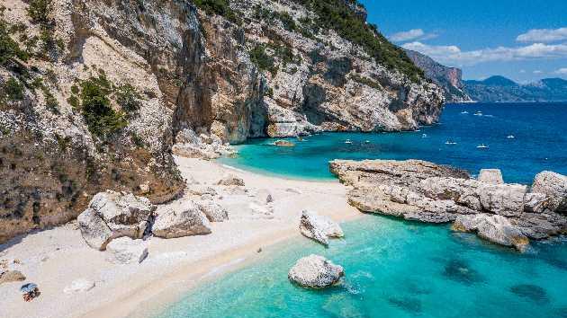 La Sardegna sbanca le “5 vele”: sette località nella guida del Mare più bello del 2024