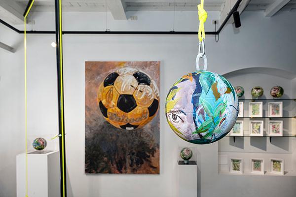 Aldo Dolcetti chiude la sua prima personale con un “flash mob” tra arte e pallone