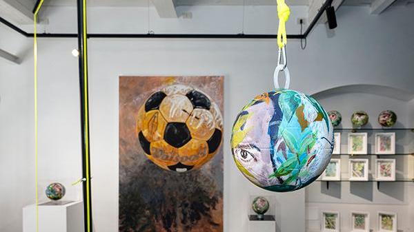 Aldo Dolcetti chiude la sua prima personale con un “flash mob” tra arte e pallone