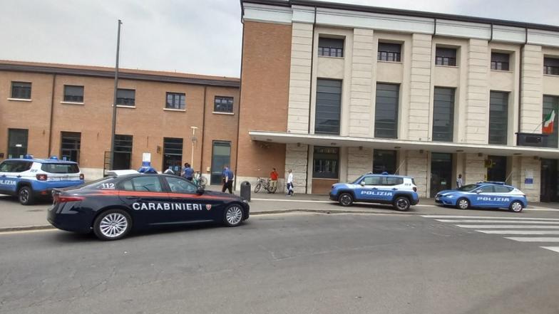 Reggio Emilia: rissa a bottigliate davanti alla stazione, aggredita anche la polizia