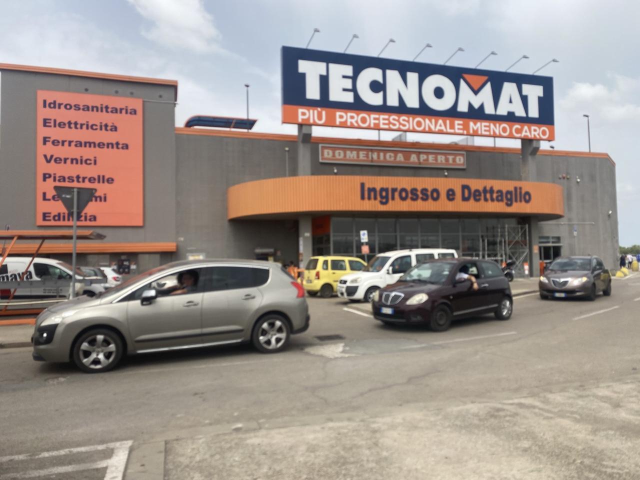 Sassari, entra con le infradito ai piedi ed esce con le scarpe anti infortunistiche: denunciato