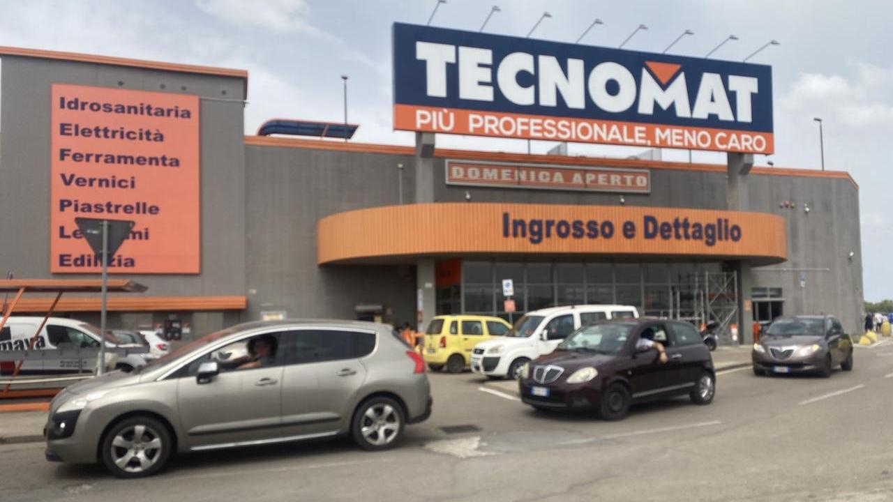 Sassari, entra con le infradito ai piedi ed esce con le scarpe anti infortunistiche: denunciato