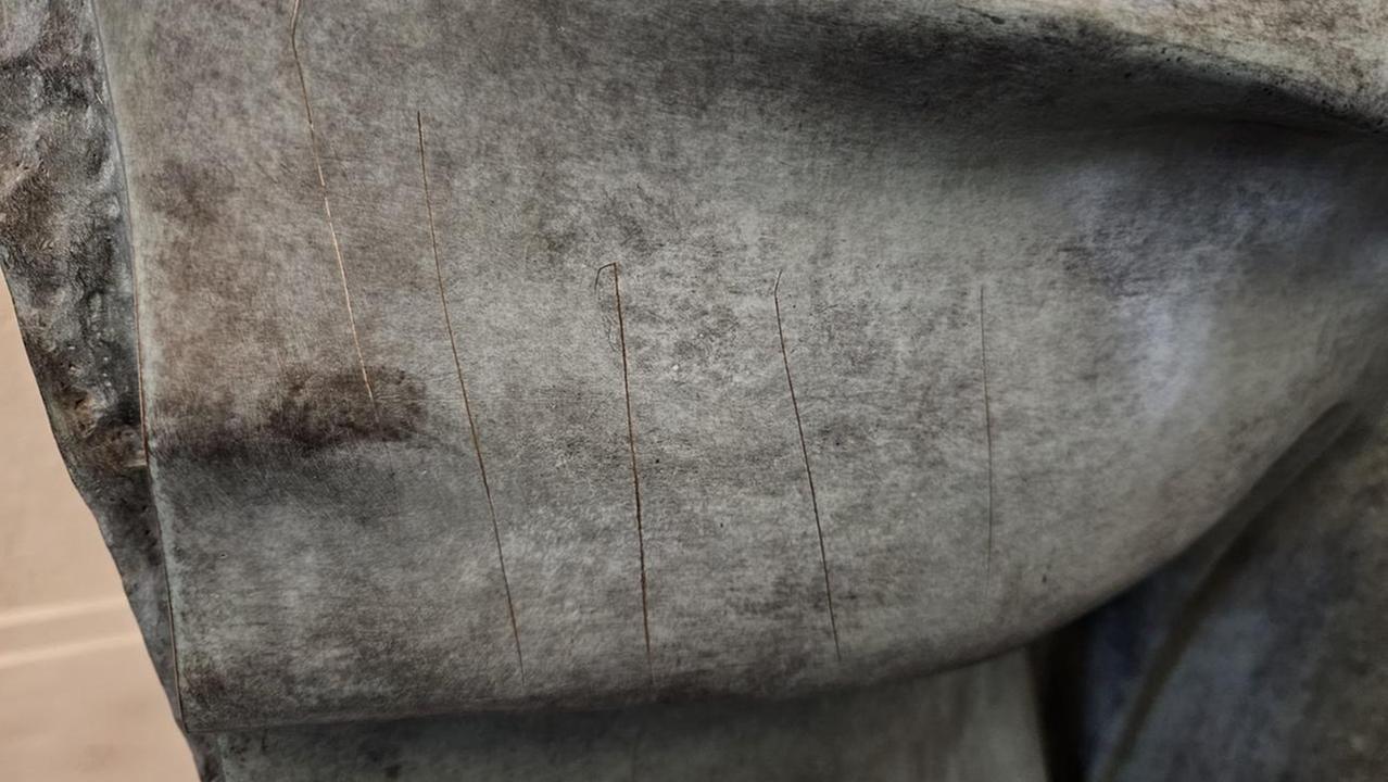 Una parte dell'opera vandalizzata