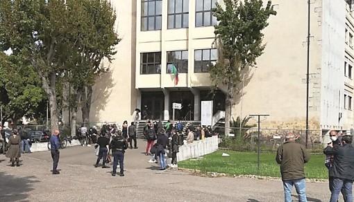 Santu Lussurgiu, decine di volantini pieni di minacce contro un compaesano: 83enne a processo per stalking