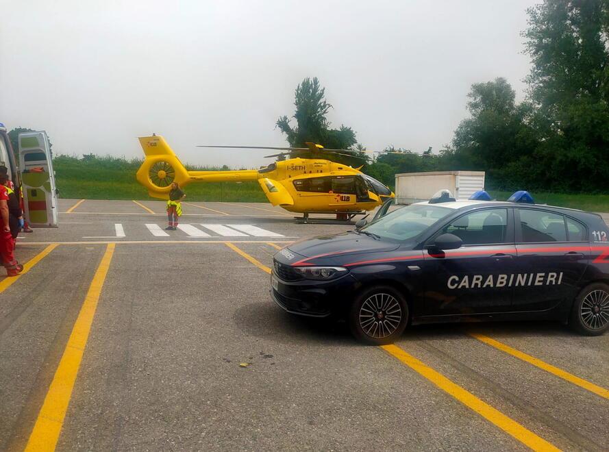 L’elisoccorso in attesa di trasportare in ospedale l’operaio precipitato