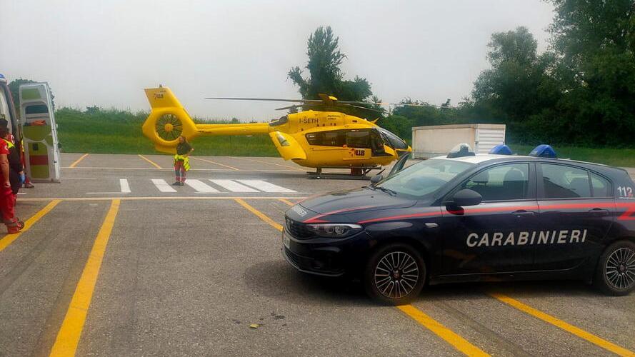 L’elisoccorso in attesa di trasportare in ospedale l’operaio precipitato