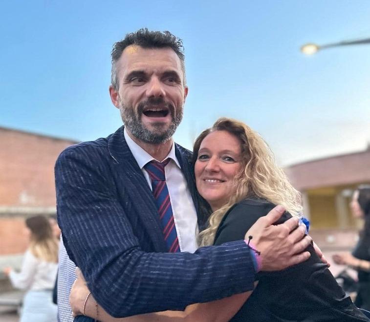 La sindaca Ilaria Bugetti con il suo predecessore Matteo Biffoni dopo il voto