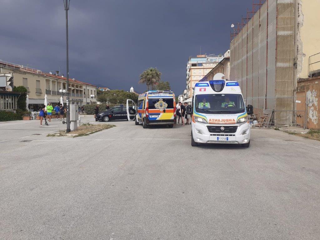 Viareggio, picchiati da venti ragazzi fuori da un locale a Bicchio
