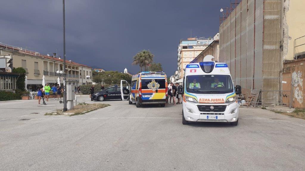 Viareggio, picchiati da venti ragazzi fuori da un locale a Bicchio