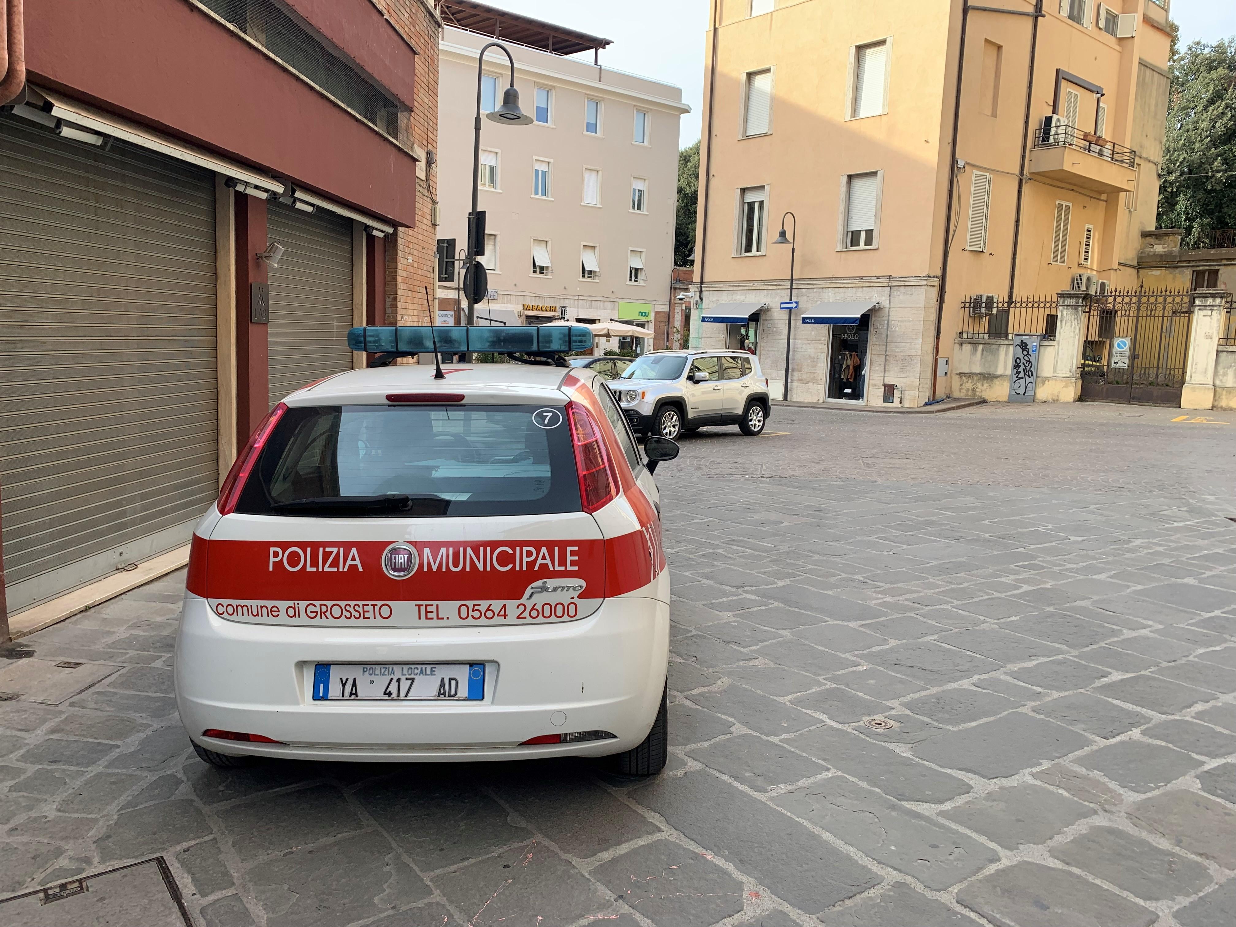 Una pattuglia della polizia municipale in centro a Grosseto