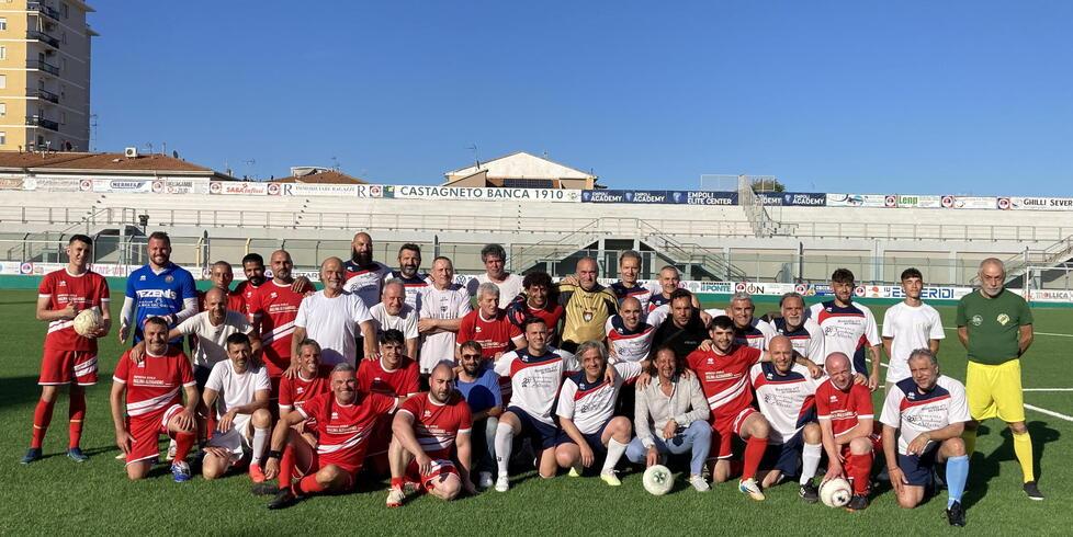 Il campione Igor Protti con la palla per la foto di gruppo tra le due squadre
