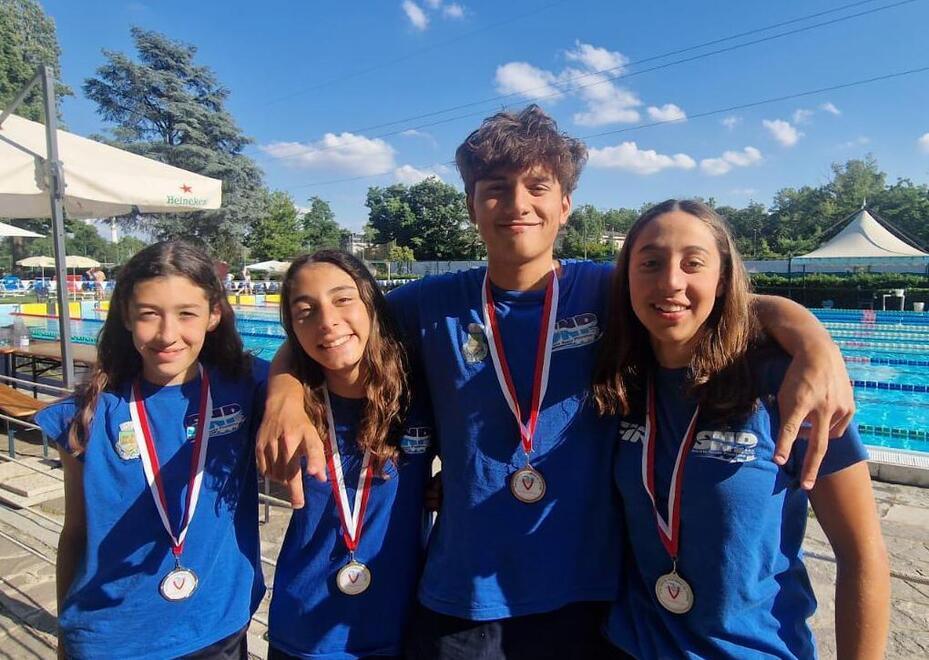 I portacolori del Nuoto Piombino che hanno conquistato la medaglia a Piacenza