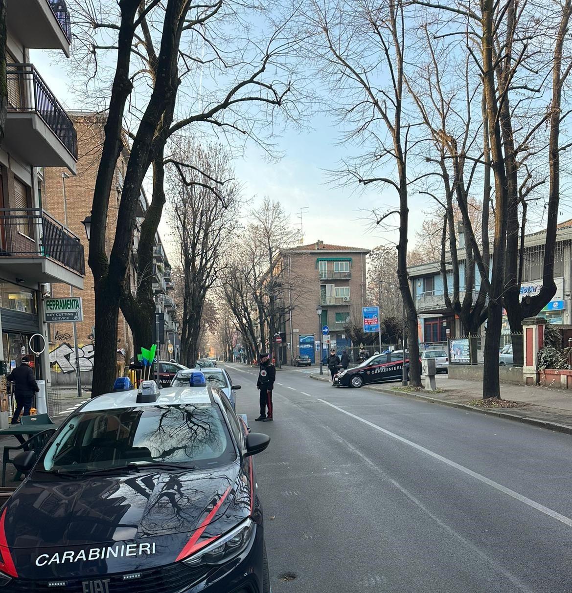 Droga nascosta sotto lo pneumatico di un’auto in sosta in via Eritrea