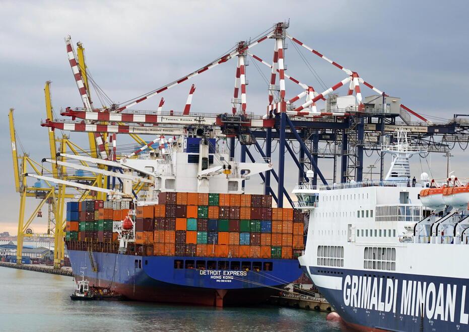 Una portacontainer accanto a una nave Grimaldi (foto Silvi)
